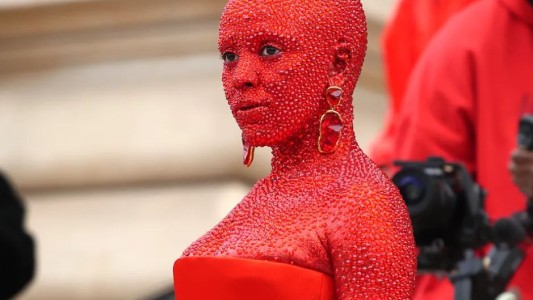 Doja Cat lució un espectacular traje con más de 30.000 cristales colocados en su piel