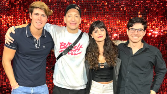 Al teatro con hermanos: Marcos asistió a "Tootsie" y recibió la ovación del público