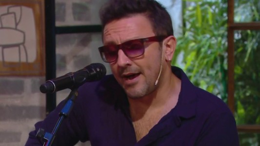 ¡Lujo en la Peña!: Emi de "NTVG" interpretó canciones de su disco solista