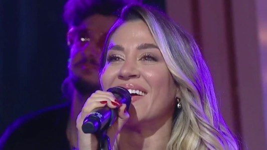 J Mena cantó por primera vez en La Peña