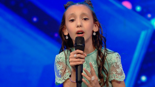 9 años, un peluche de la suerte y una voz increíble: "Cantar me hace bien cuando estoy ansiosa"