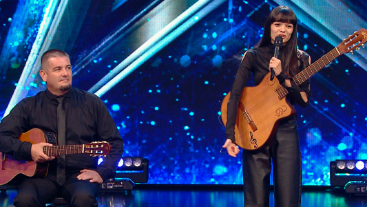 Toca la guitarra con su papá luego de un "mensaje" de su abuelo muerto