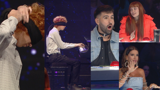 Tiene 15 anos y toco el piano con los ojos vendados