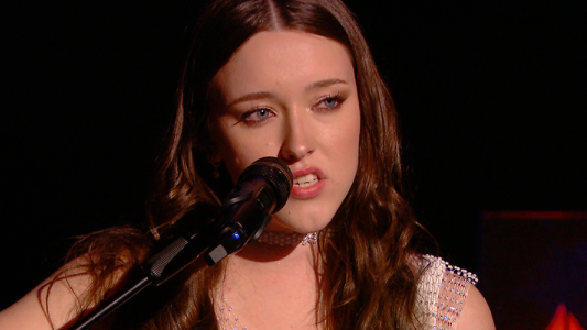 ¿La Billie Eilish de Argentina? Impactante show de Chloe Edgecombe