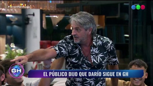 Darío salió primero de placa y lo festejó a puro fútbol con Virginia de "botinera"