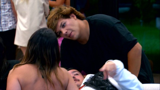 La misma vara: Emmanuel fue enviado a placa por olvidarse el micrófono