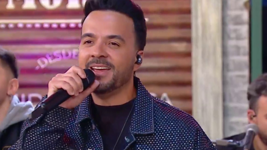 ¡Un lujo!: Luis Fonsi cantó en La Peña y celebró 25 años de carrera