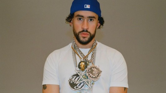 Le pifió a la maniobra: Bad Bunny le estrelló el celular a un fanático