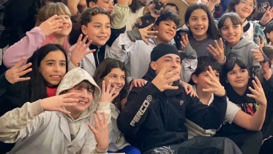 Trueno visitó la escuela donde estudió de niño y donó guardapolvos