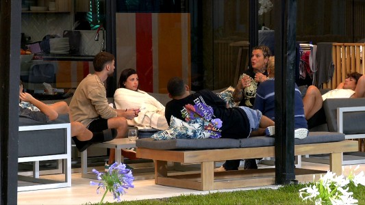 Tenso cara a cara entre Sandra y Santiago: la casa se dividió por la prohibición de votos