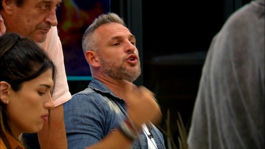 Gritos y golpes a la mesa: Claudio pisó el palito al encarar a Santiago junto con Ulises