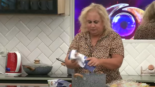 Ni perdón ni permiso: Selva se apoderó de la cocina para unos "sconcitos"