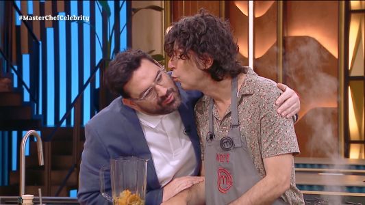 Los besitos de Damián Betular y Andy Chango