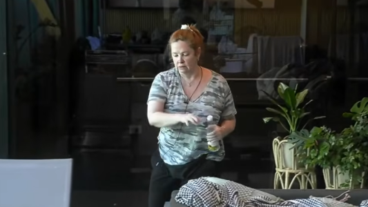 Vinagre, rezos y rito: Andrea volvió y se encargó de eliminar las malas energías