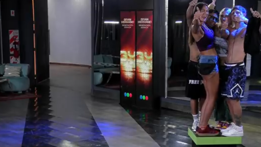 Después de un beso grupal, cuatro participantes tuvieron que dar el consentimiento en plena prueba semanal