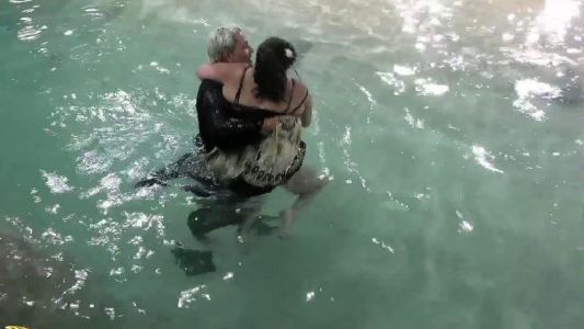 Tras bajar de placa, Kennys celebró con Pincoya en la pileta de la casa