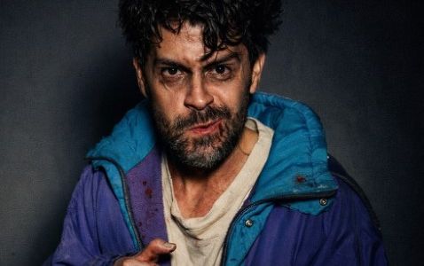 "Harto": por qué un hombre muerde a su padre