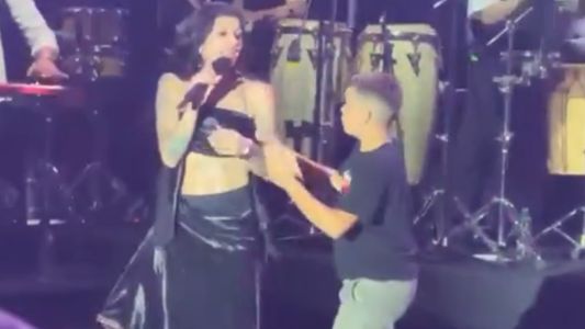 Un nene irrumpió en el escenario de Cazzu: el gesto de la jefa que se llevó todos los aplausos