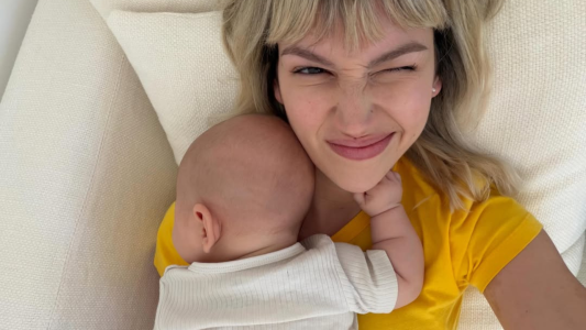 Úrsula Corberó mostró su intimidad como mamá primeriza junto al Chino Darín