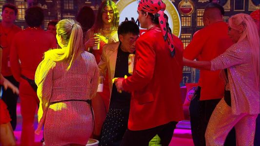 La fiesta de rojo desencadenó un striptease