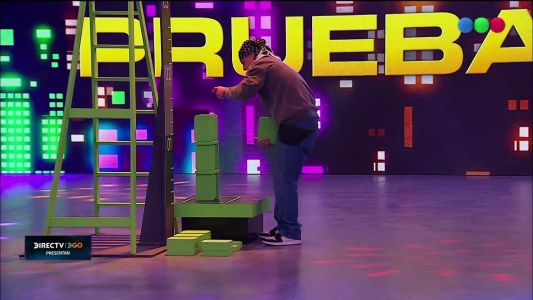 Los jugadores se subieron a escaleras para luchar por la comida de la semana