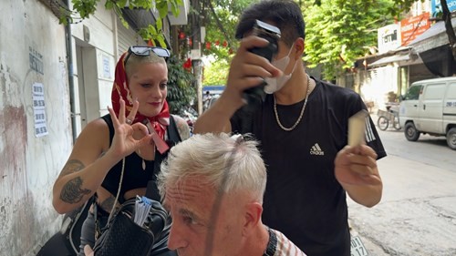 ¿Quedaron los dos pelados? Marley y Furia fueron a una peluquería callejera