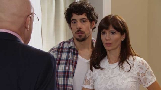 Manuel descubre a Nina y Renzo a los besos