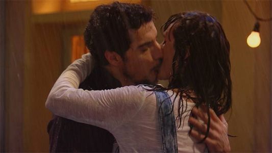 Arde la pensión: ¡Renzo y Nina a los besos bajo la lluvia!