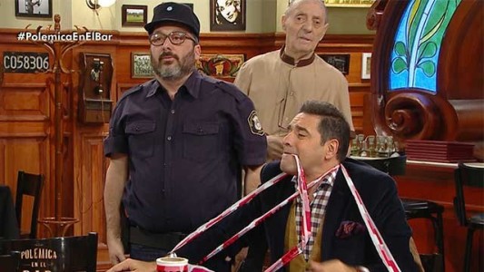 ¡El agente Torres llega para clausurar el bar!