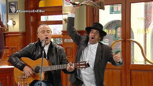 Paz Martinez canta "Una lágrima sobre el teléfono"