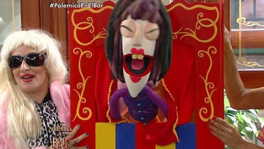 Pupe y un divertido show de títeres