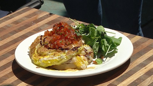 Sanguchazo con corazón de huevo