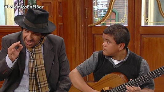 Minguito y una reflexión patria con punteo de guitarra