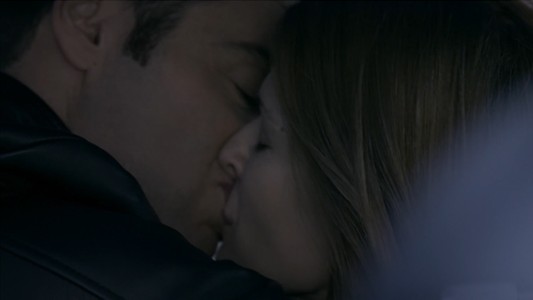 Andrés besa a Raquel enfrente de Santiago