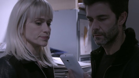 Alina le muestra a Santiago el video del abuso a Raquel