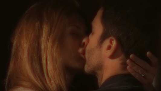 Clip exclusivo: El beso entre Santiago y Raquel