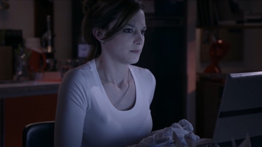 Laura examina la computadora de Damián