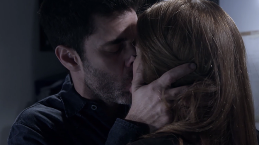Raquel y Santiago, un beso inevitable