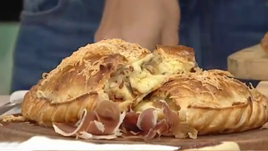 Calzone de jamón crudo y morrones asados