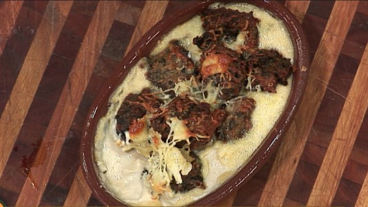 Buñuelos de acelga gratinados con salsa blanca