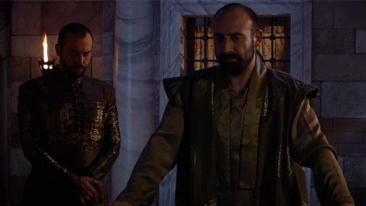 El Sultán se enteró que Mahidevran envenenó a Hurrem