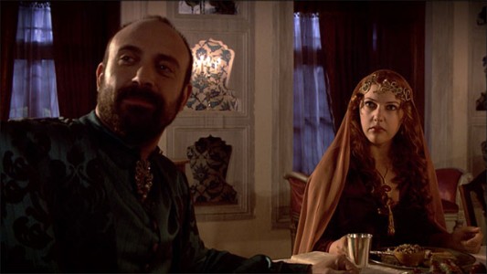 Leo y Hurrem se reencuentran y comienzan las sospechas
