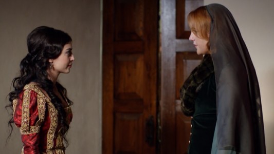 Suleimán descubre a Hurrem amenazando a Isabela