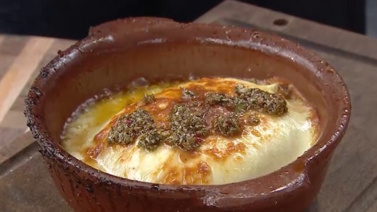 Provoleta rellena con vegetales y carne