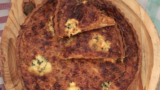 Tarta express con cebolla, panceta y queso azul