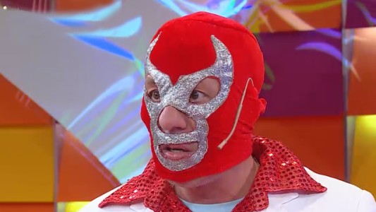 El cantante enmascarado con Connie Isla