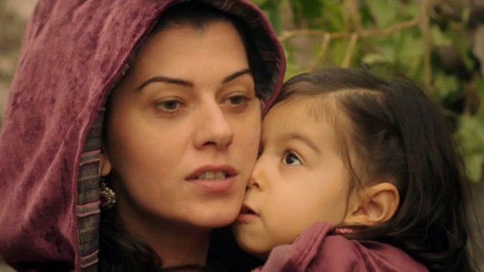 Firial escapa junto a su hija Kadar