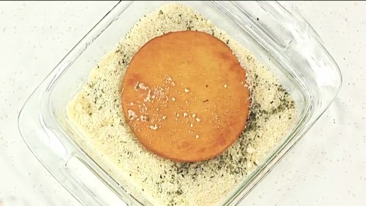 ¡Torta frita rellena de queso y panceta!