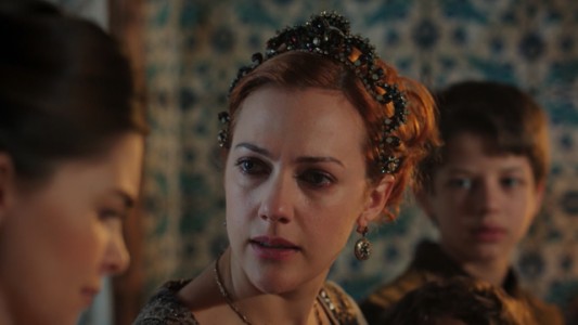 Hurrem: "Recemos para que su majestad y los príncipes regresen"