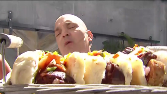 Pan con chicharrón, chorizo y morcilla